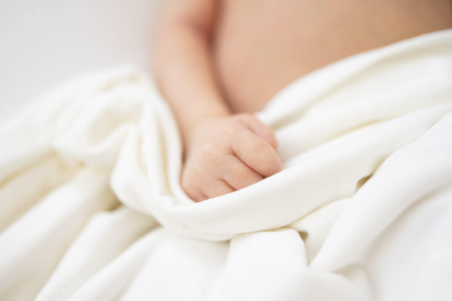 the hand of a newborn